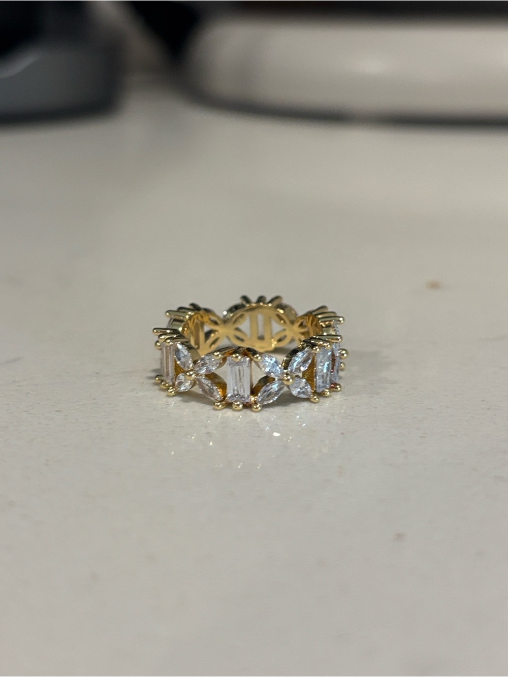 Elegant Gold Crystal Link Ring